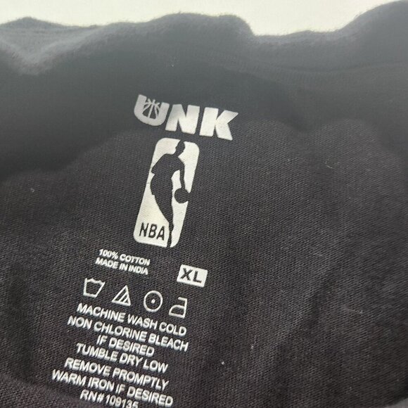 UNK NBA CHICAGO BULLS BLACK X-LARGE T-SHIRT
Lot N - Picture 4 of 6